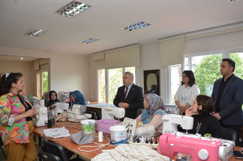 Kaymakam Resul Çelik'ten El Emeği Göz Nuru Çalışmaları ile Afetzedelerin Yanında Olan Kursiyerlere Teşekkür